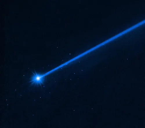 DARTの衝突後、小惑星ディモルフォスから飛び散った岩(ハッブル宇宙望遠鏡の画像)