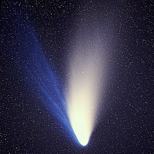 尾をのばすヘール・ボップ彗星