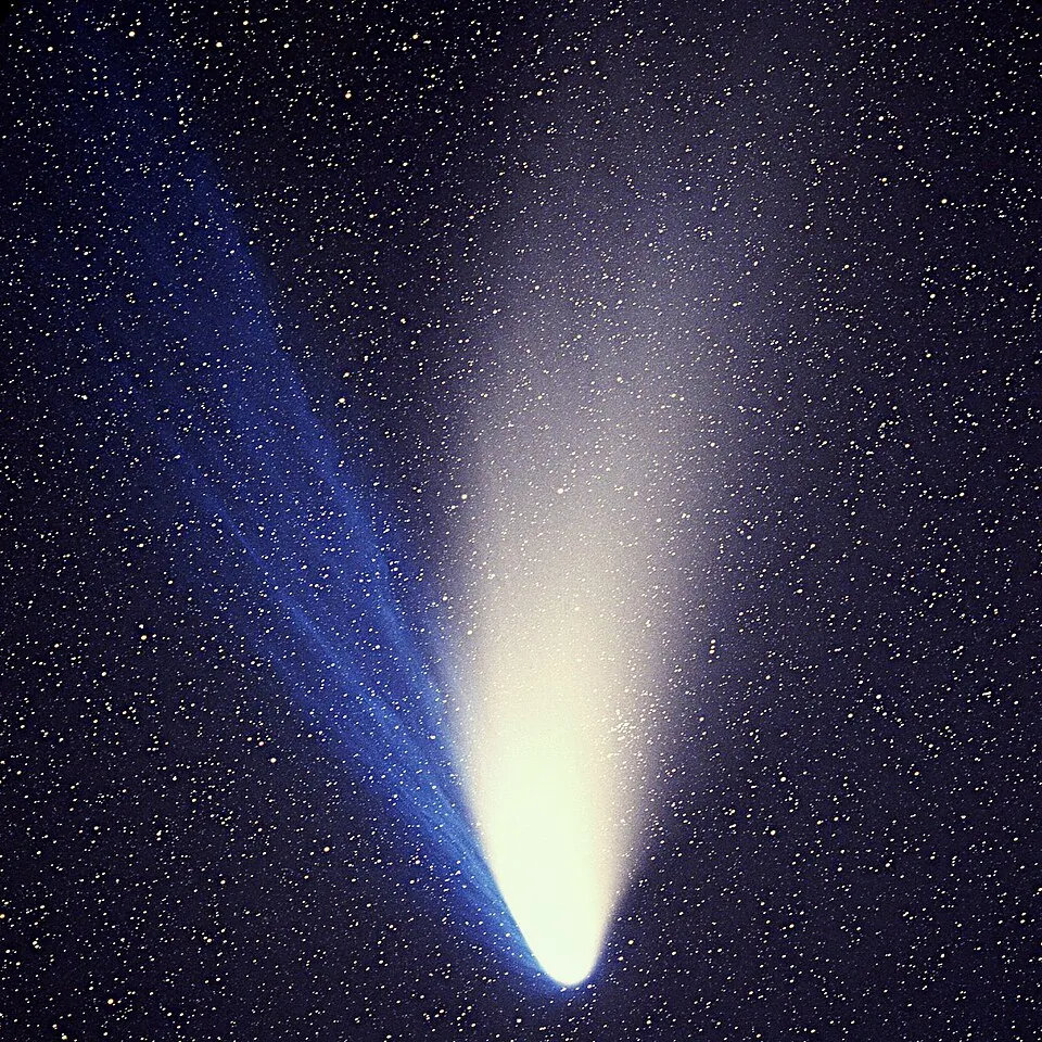 尾をのばすヘール・ボップ彗星