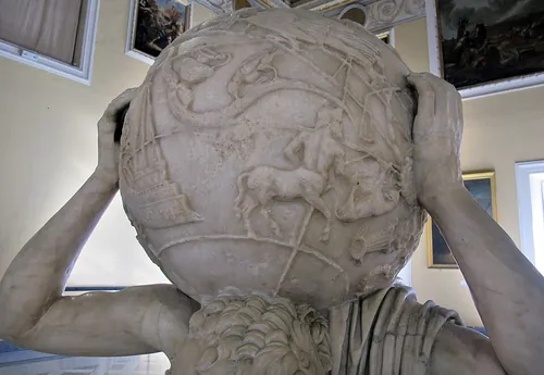 星座が刻まれた天球を担ぐ古代ローマのアトラス像(ファルネーゼのアトラス)