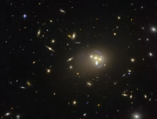 ハッブル宇宙望遠鏡が写した銀河団Abell 3827
