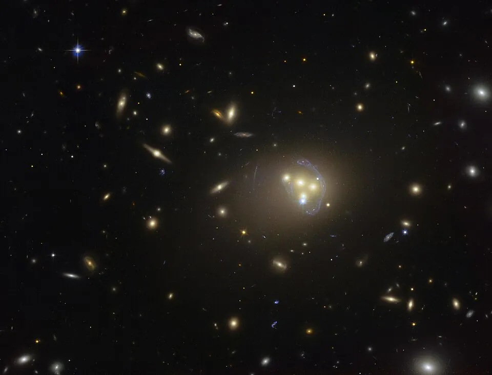 ハッブル宇宙望遠鏡が写した銀河団Abell 3827
