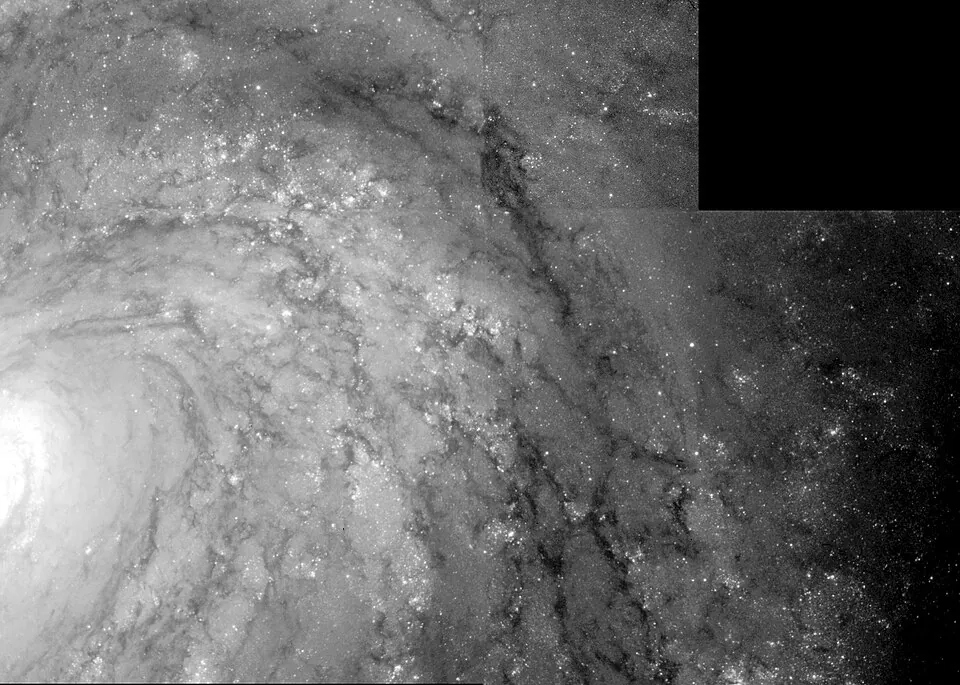 銀河M100の中の変光星セファイド(距離のものさし。ハッブル宇宙望遠鏡の画像)