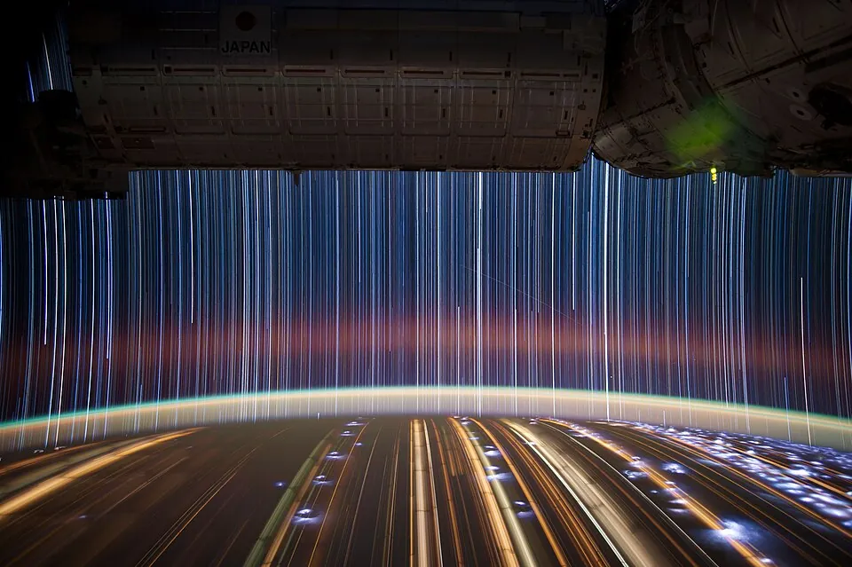 長時間露光で光の線として写った国際宇宙ステーション