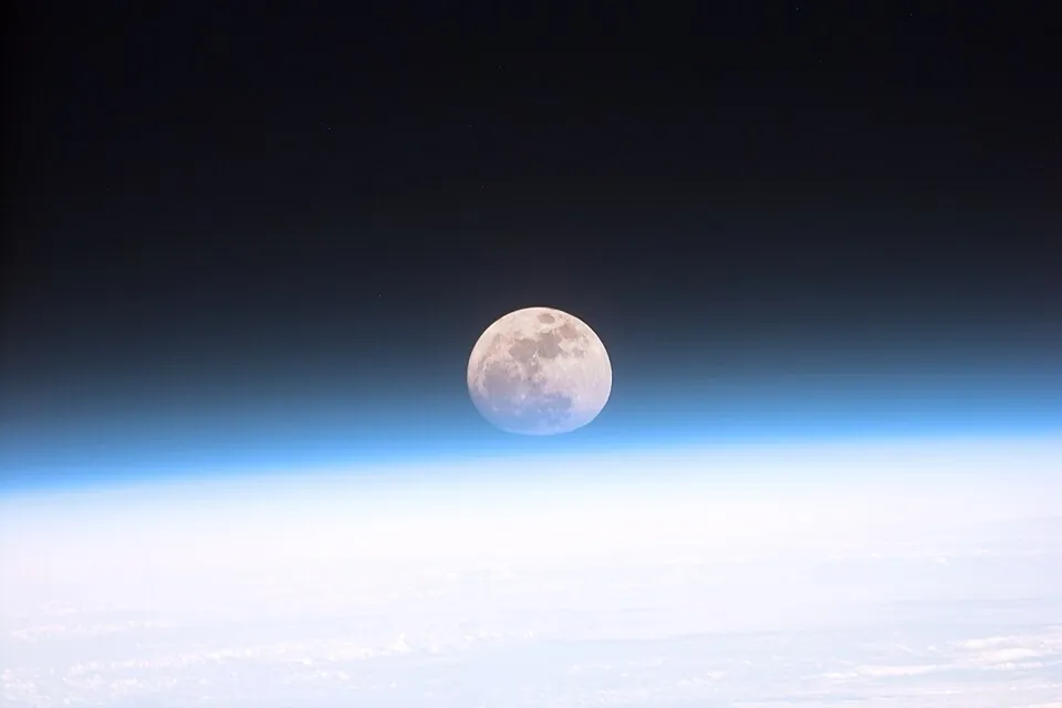 月