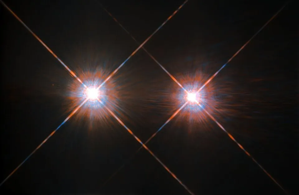 ハッブル宇宙望遠鏡が写したケンタウルス座アルファ星AとB（プロキシマ・ケンタウリの仲間の星）