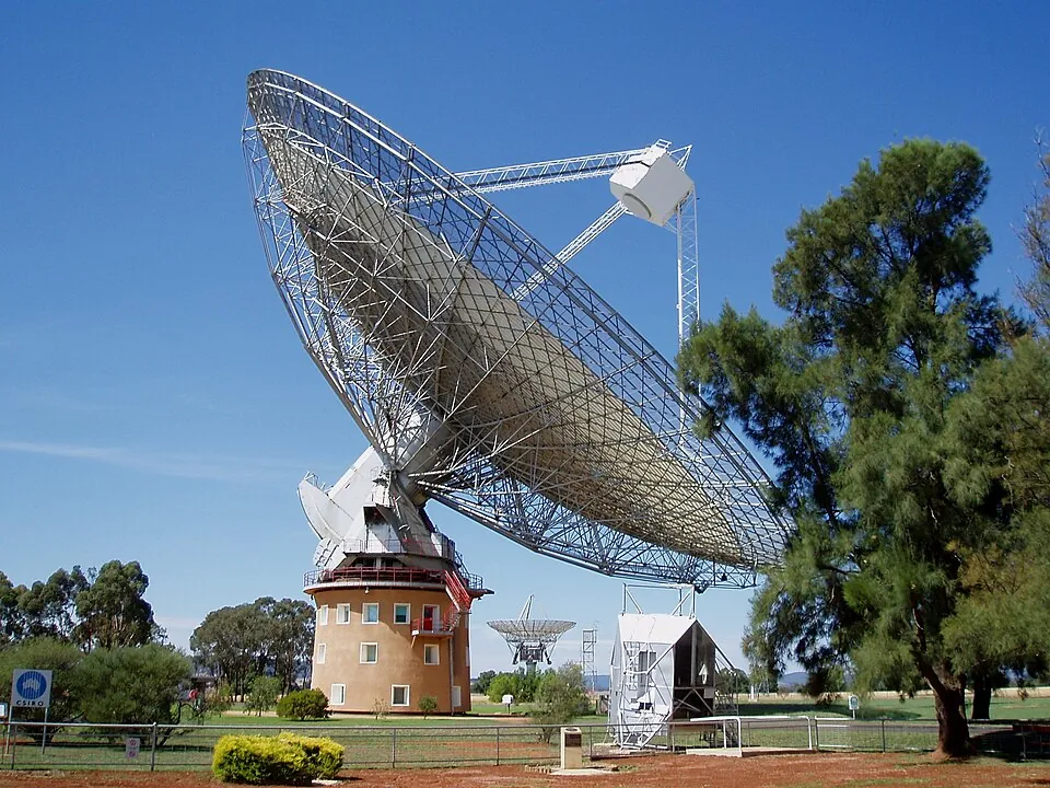 宇宙からの電波を受ける大きな電波望遠鏡