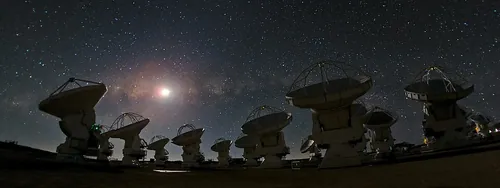 アルマ望遠鏡の上に広がる星空