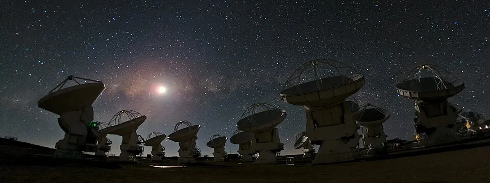 アルマ望遠鏡の上に広がる星空